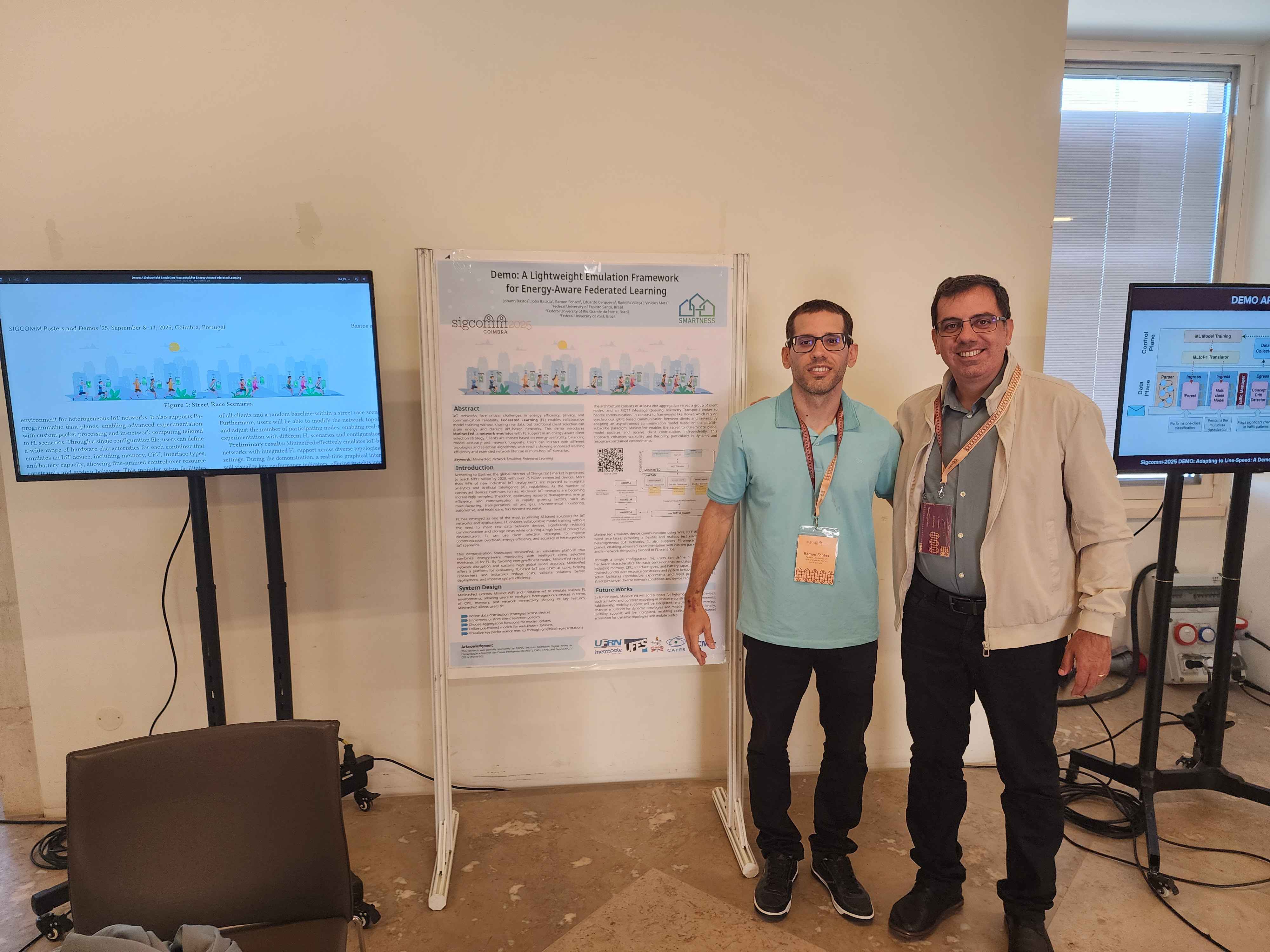 Professors Ramon Fontes and Eduardo Cerqueira at the booth of MininetFed.
